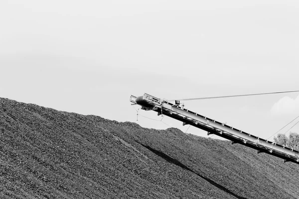 Mineração de carvão em um poço aberto — Fotografia de Stock