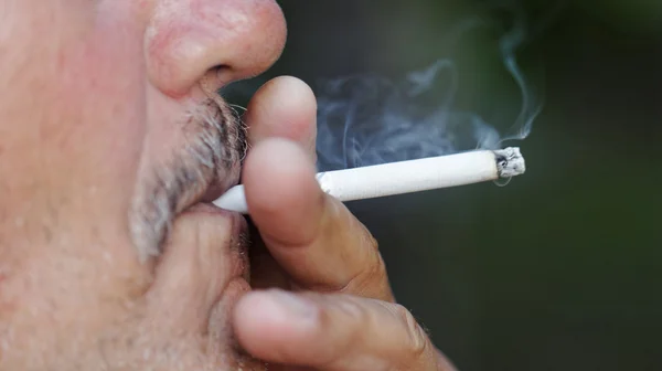 Hombre fumando un cigarrillo Imagen de stock