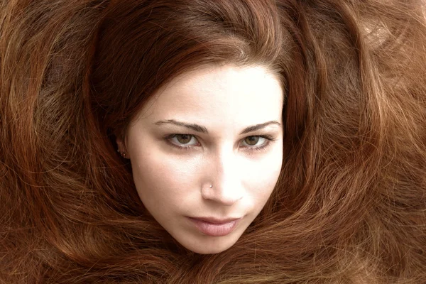 Krásná mladá žena s dlouhými vlasy — Stock fotografie