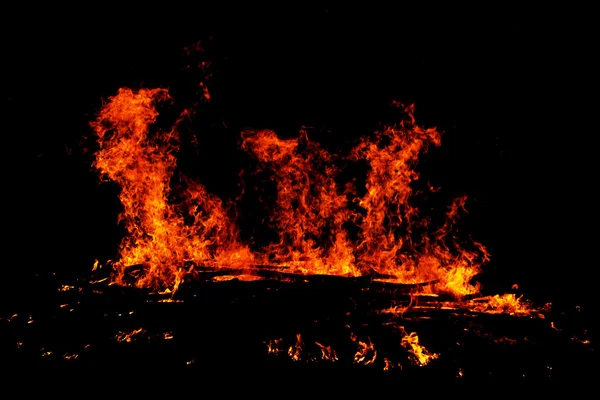 Feuer auf schwarzem Hintergrund — Stockfoto