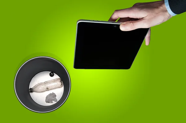 Throwing away an electronic tablet — Stock Photo, Image