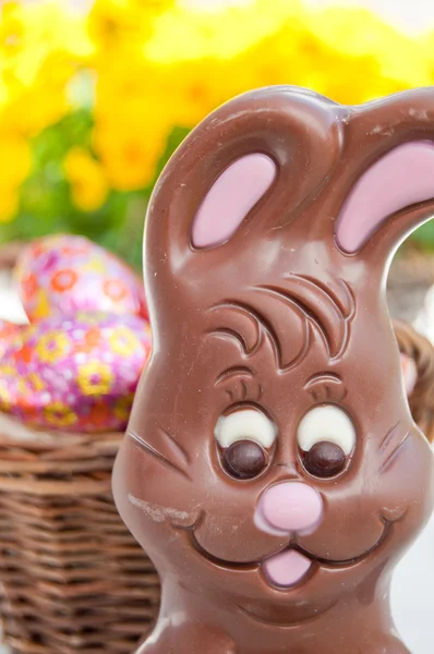 Easter bunny mandje met eitjes Stockfoto