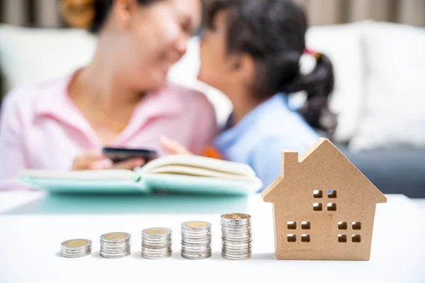 Mãe Filha Com Economia Dinheiro Para Nova Casa — Fotografia de Stock