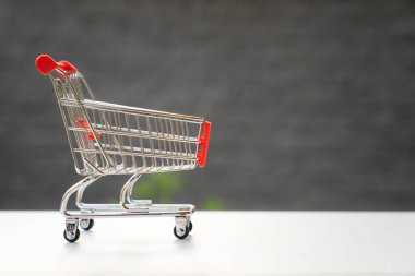 Boş küçük süpermarket alışveriş arabası.