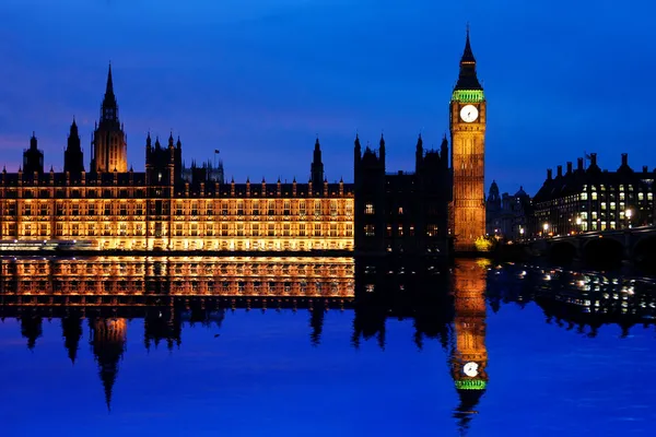 Huizen van het Parlement bij schemering en hun weerspiegeling in de thames — Stockfoto