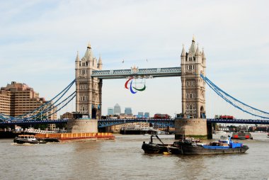 Tower bridge Paralimpik Oyunları logo ile
