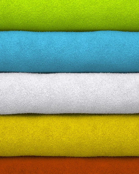 Kleurrijke handdoeken op elkaar gestapeld — Stockfoto