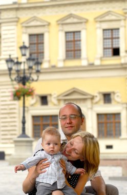 Anne baba ve çocuk bir şehirde