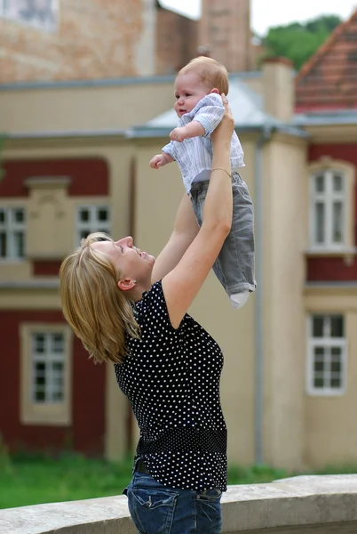 Mother and child in a park — Stock Photo, Image