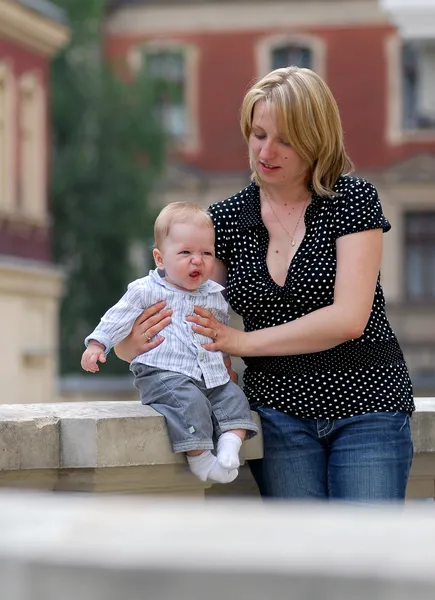 Mother and child in a park — Stock Photo, Image