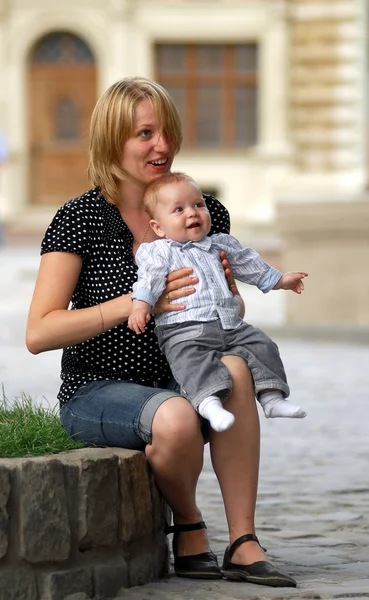 Madre e hijo en un parque — Foto de Stock