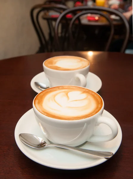 Två cappuccino koppar — Stockfoto