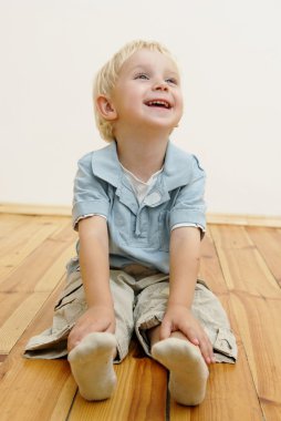 küçük oğlan oturuyor