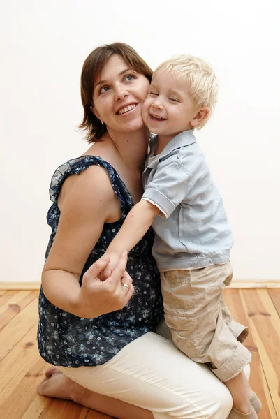 Mujer embarazada y niño pequeño — Foto de Stock