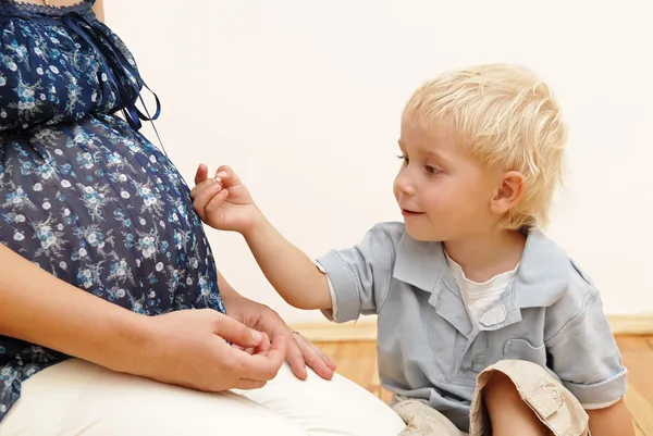 Mujer embarazada y niño pequeño — Foto de Stock