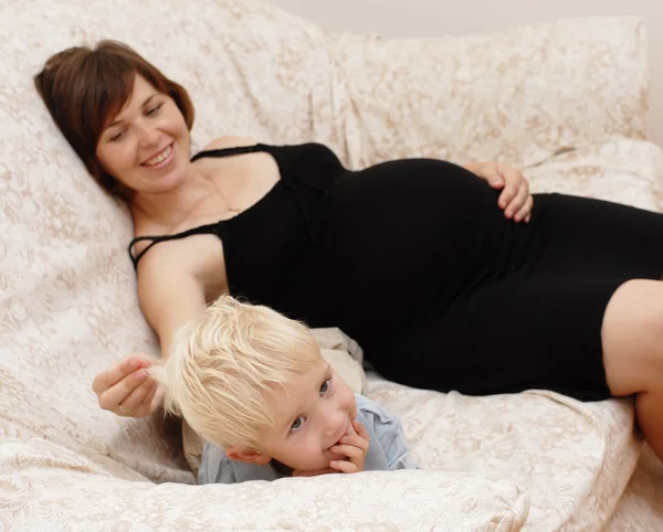 Pregnant woman and little boy — Stock Photo, Image