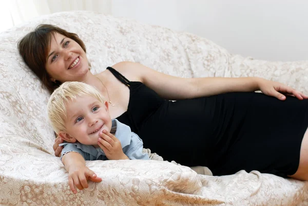 Беременная женщина и маленький мальчик — Стоковое фото