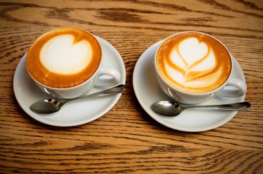 İki kapuçino bardağı.