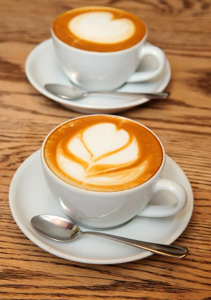 Dwie filiżanki cappuccino — Zdjęcie stockowe