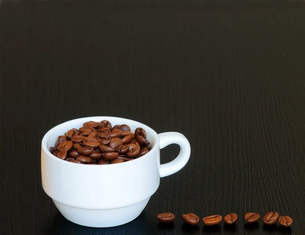 Xícara de café na mesa de madeira preta — Fotografia de Stock