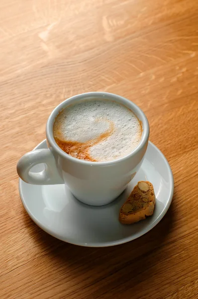 Cappuccino csésze a fa asztalon — Stock Fotó