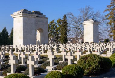 LVIV, UKRAINE - NOVEMBER 1, 2021: Batı Ukrayna şehri Lviv 'deki Lychakiv Mezarlığı' nda Polonya askeri mezarlığına (Cmentip Orlat) bakınız