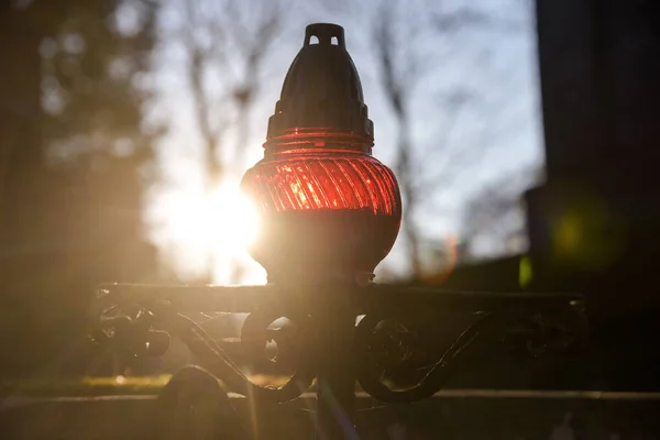 Rote Brennende Kerze Auf Einem Friedhof Geringe Tiefenschärfe — Stockfoto