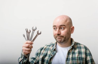 Mezarlıkta yanan kırmızı mum. Sığ alan derinliği.