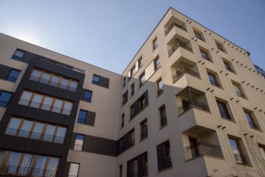 Gökyüzü arka planında modern apartman binası