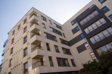 Gökyüzü arka planında modern apartman binası