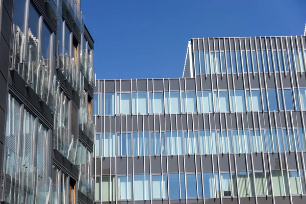 Gökyüzü arka planında modern apartman binası