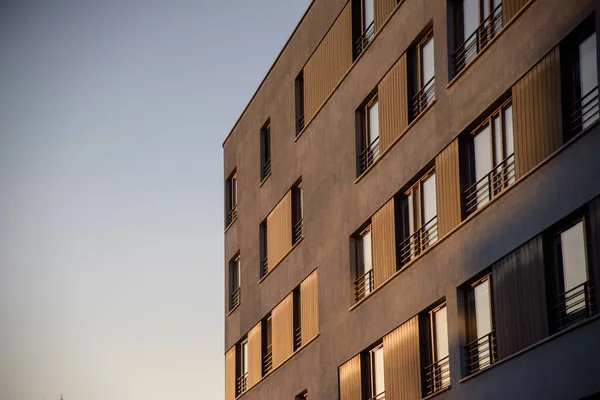 Modern Appartementencomplex Stad Avond Hemel Achtergrond Stockfoto