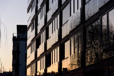 Akşam gökyüzü arka planında modern apartman binası