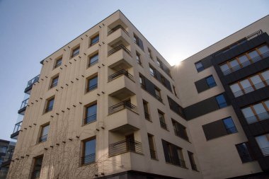 Gökyüzü arka planında modern apartman binası