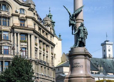Lviv, Ukrayna - 07 Eylül 2021: Ünlü Polonyalı şair Adam Mickiewicz 'in anıtı.