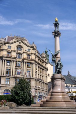 Lviv, Ukrayna - 07 Eylül 2021: Ünlü Polonyalı şair Adam Mickiewicz 'in heykelinin genel görünümü.