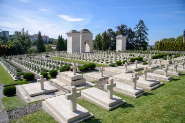 Lviv, Ukrayna - 07 Eylül 2021: Batı Ukrayna 'daki Lychakiv Mezarlığı' ndaki Polonya askeri mezarlığına (Cmentip Orlat) bakış