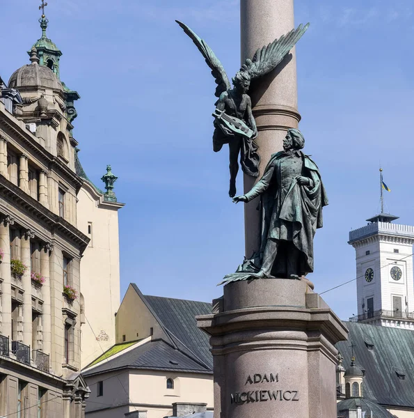 Lviv, Ukrayna - 07 Eylül 2021: Ünlü Polonyalı şair Adam Mickiewicz 'in anıtı.