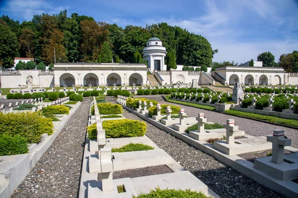 Lviv, Ukrayna - 07 Eylül 2021: Batı Ukrayna 'daki Lychakiv Mezarlığı' ndaki Polonya askeri mezarlığına (Cmentip Orlat) bakış