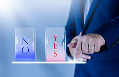 Evet ya da hayır. Bir iş adamının önerisi üzerine izole edilmiş beyaz arka planda basın seçin..