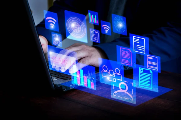 Not defteri kullanarak internet üzerinden yüksek hızlı kablosuz bağlantı kuruyor. Sınırsız iletişim dünyası kavramı..