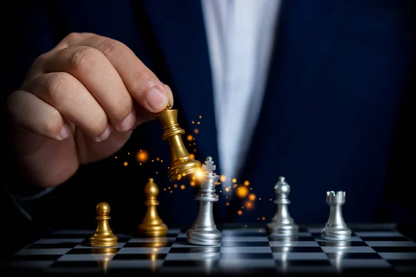 사업가가 빛나는 체스를 미래의 승리를 경쟁자의 전략을 합니다 개념은 성공을 — 스톡 사진