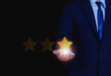 Müşteri tecrübesi konsepti el gösterimi arka planda beş yıldız mükemmel puan, kopyalama alanı