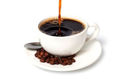aromatik sıcak kahve, beyaz arka planda beyaz bardakta kahve.