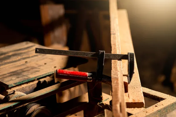 用圆锯或工具切割木板的木匠的特写镜头在房屋 木房中制作家具 — 图库照片
