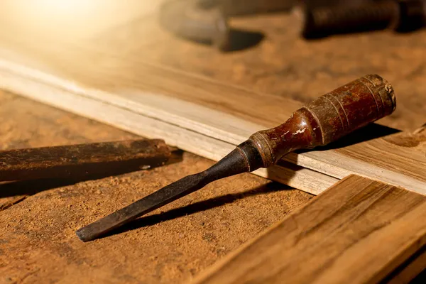 用圆锯或工具切割木板的木匠的特写镜头在房屋 木房中制作家具 — 图库照片