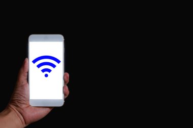 Günlük hayatta kullanım için kablosuz internet teknolojisi, kablosuz internet konsepti ücretsiz kablosuz internet ağı sinyali sağlar. boşluğu kopyala