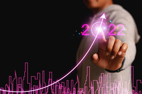 Bir ok Büyüme Süreci Çizelgesi sunan işletme 2022 Stock Finans İletişim Eserleri Konsepti ve ev ikonu konsepti, iş konsepti, teknoloji.