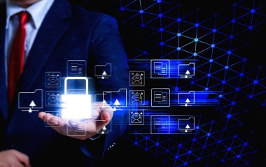 Siber güvenlik kavramı ve veri koruması internet teknolojisi bilgi gizlilik iş adamı modern bilgisayar anahtarlarıyla çalışıyor iş verilerinin ağ bağlantısını ve finansal bilgiyi koruyor.