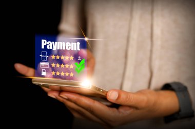 Çevrimiçi alışveriş ve bankacılık hizmetlerine bağlı akıllı bir telefonu tutan kadın gelecekteki teknoloji kavramının akıllıca dokunuşu, teknoloji kavramını kullanıyor..
